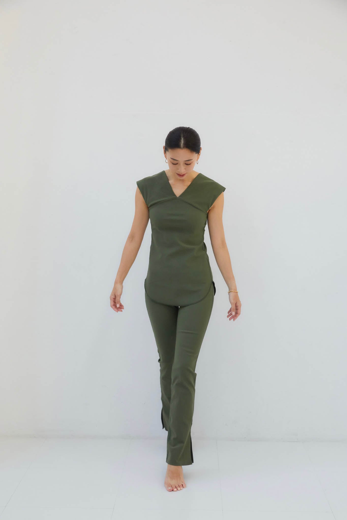 NEW V-NECK RIB TOP(cupin)